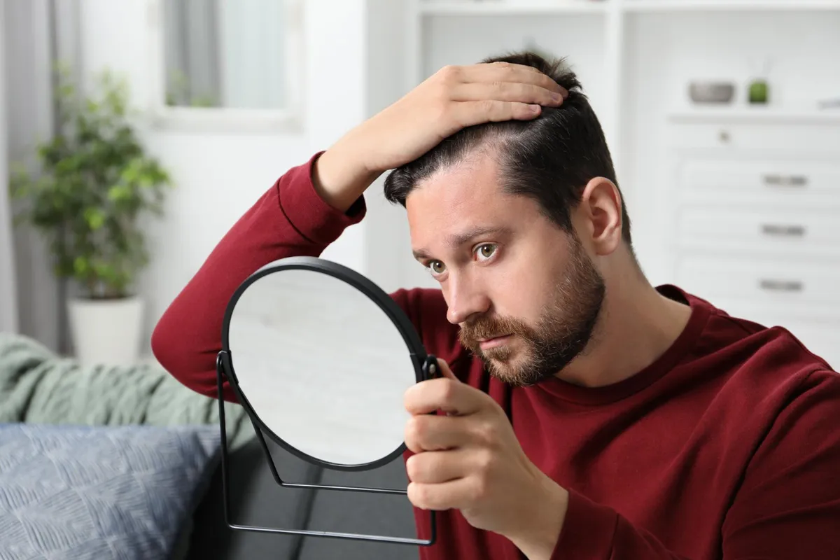 دليل-الرجال-لمشكلات-الشعر-الشائعة-من-اللون-والقشرة-إلى-تساقط-الشعر